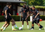 AC米兰教练组讨论下一场战术战略