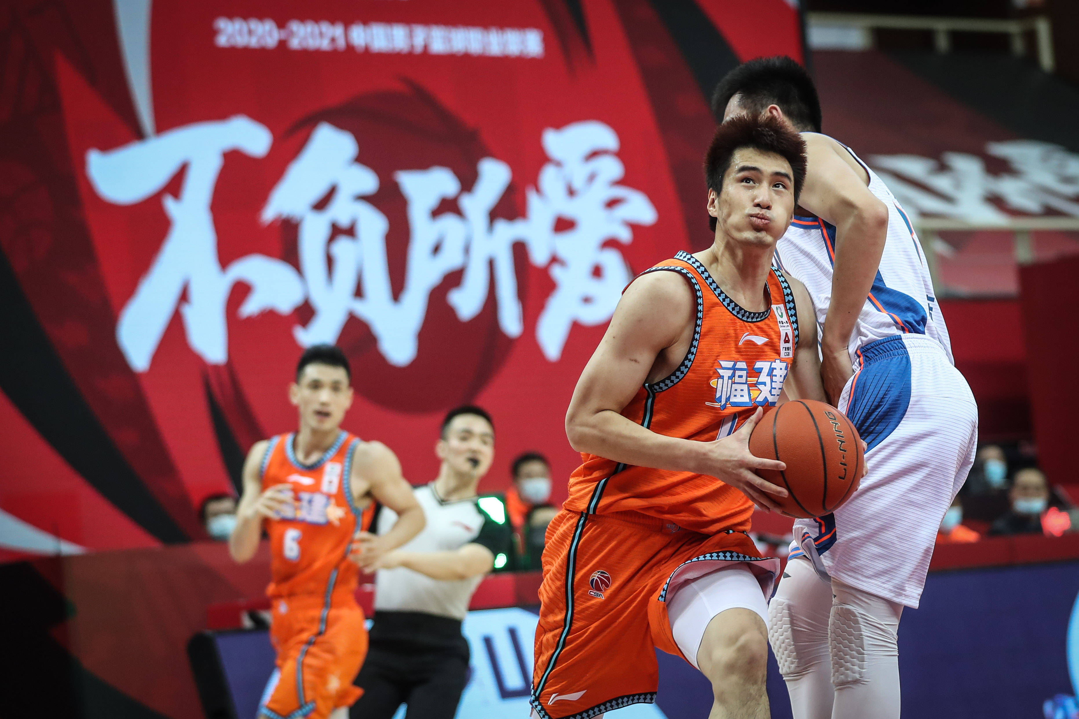 江西男篮主场击败湖北,保持晋级希望 江西男篮主场击败湖北,保持晋级希望