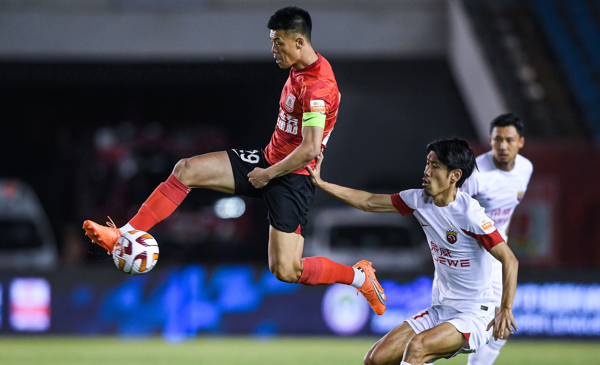 关于中超俱乐部竞争沸沸扬扬，尤其争夺前四更是竞争激烈的信息