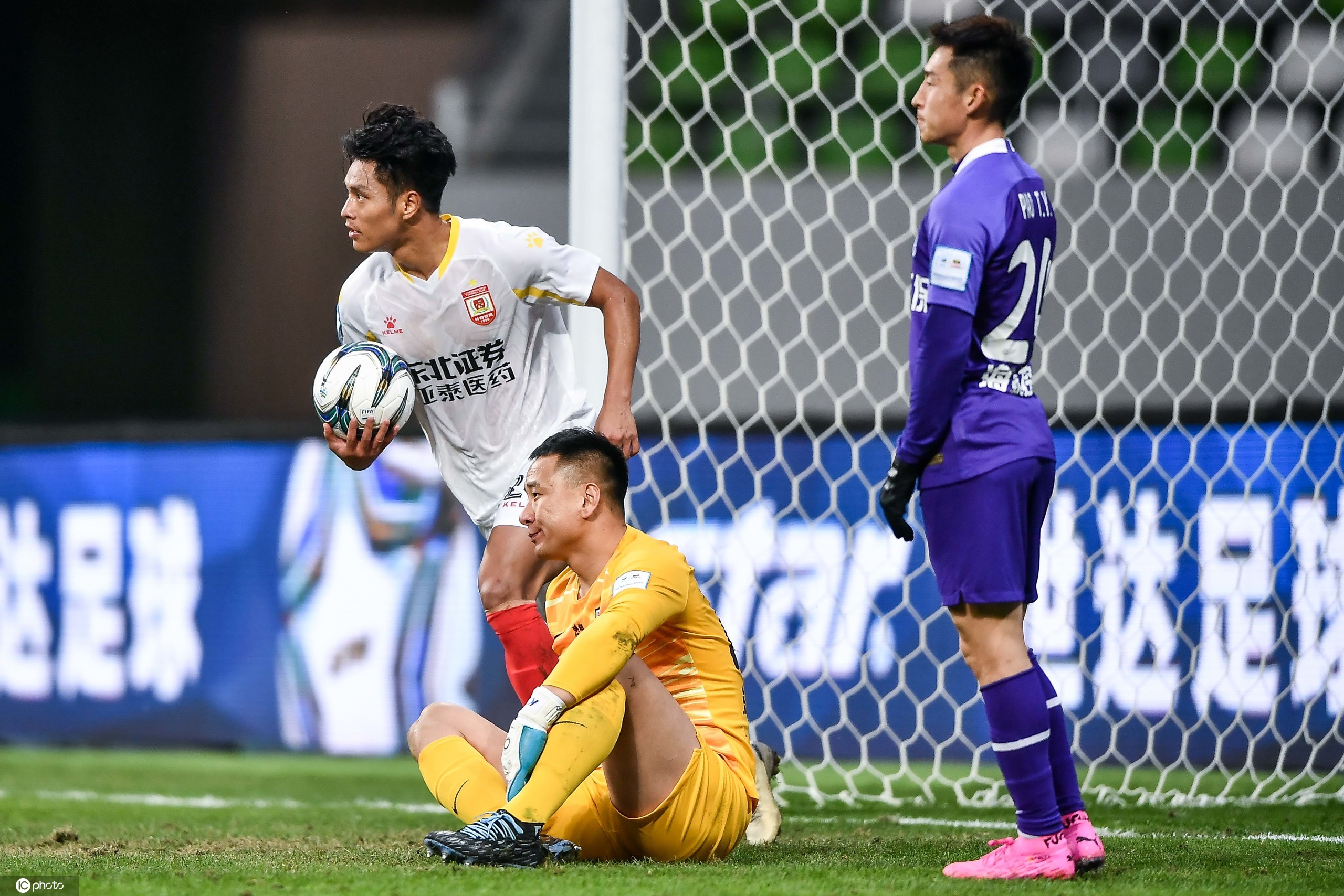 包含柏林赫塔队客场止步，主帅发表失利后感言的词条