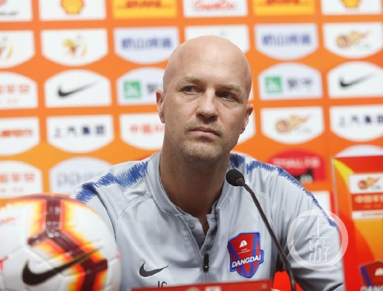 关于重庆斯威在主场击败大连一方，全取三分的信息