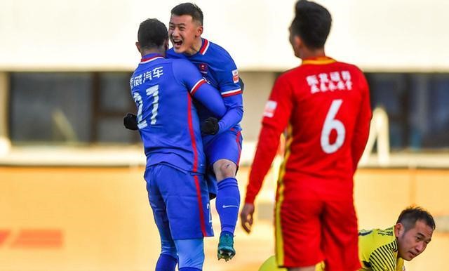 关于重庆斯威在主场击败大连一方，全取三分的信息