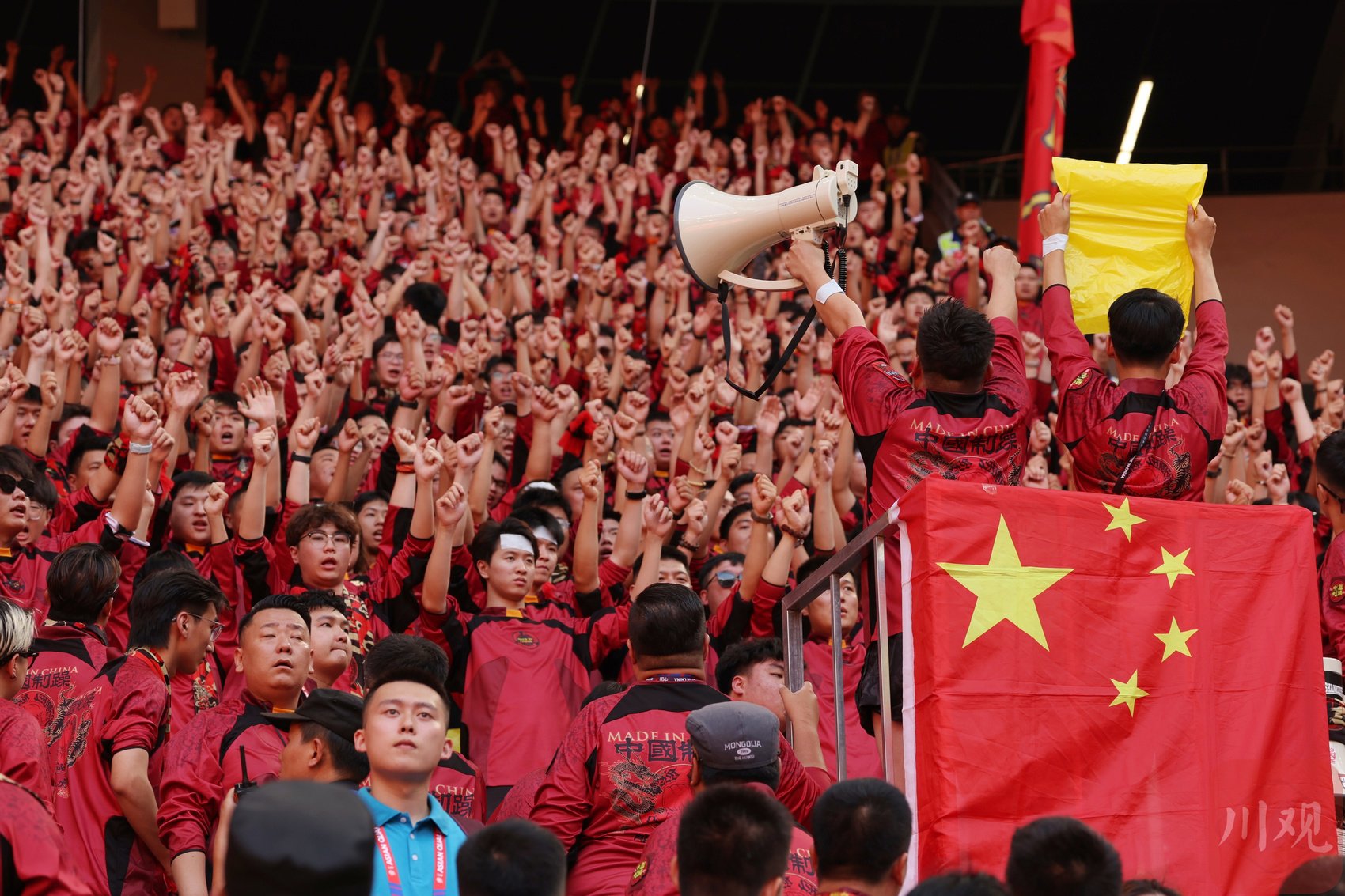 包含马赛主场迎战,球迷兴奋为球队加油助威的词条 包含马赛主场迎战,球迷兴奋为球队加油助威的词条