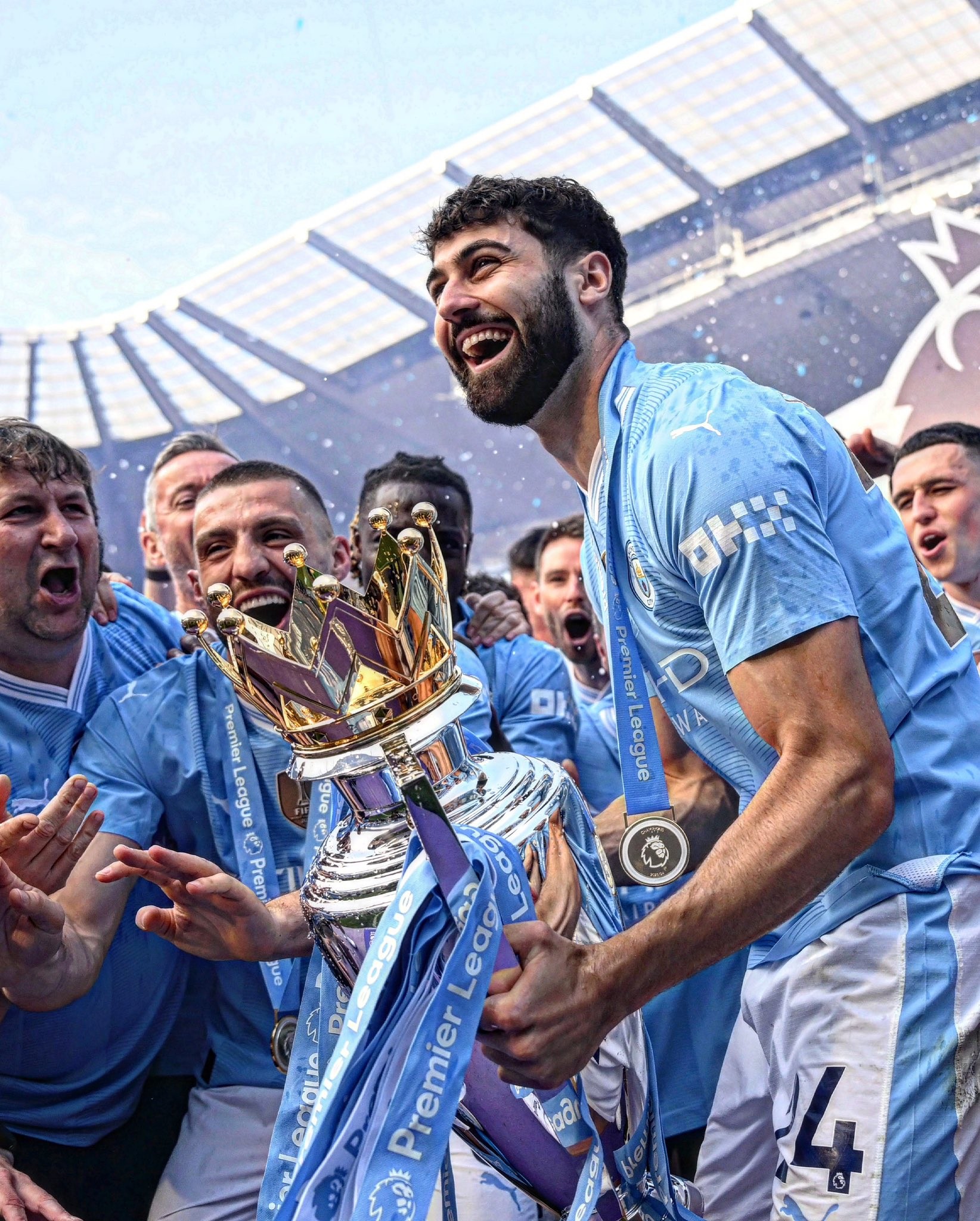 曼城大胜西汉姆联，豪取四连胜！的简单介绍