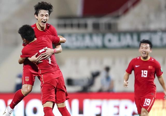 足球比赛即将上演,球员们为胜利而拼搏 足球比赛即将上演,球员们为胜利而拼搏