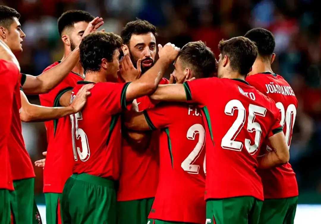 波兰队备战爱尔兰，队员全力拼搏争取胜利