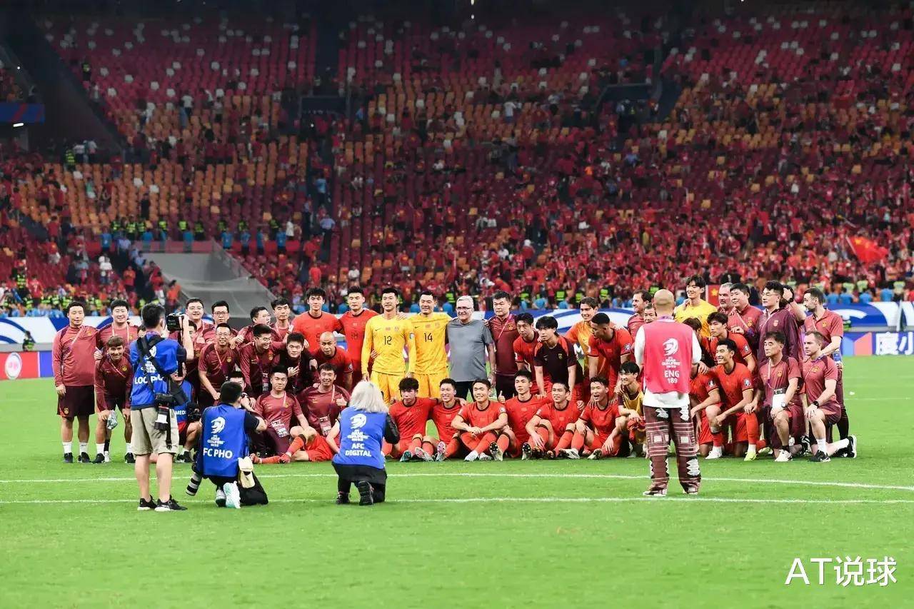 足球赛事即将登场,球员们奋力拼搏争取胜利 足球赛事即将登场,球员们奋力拼搏争取胜利