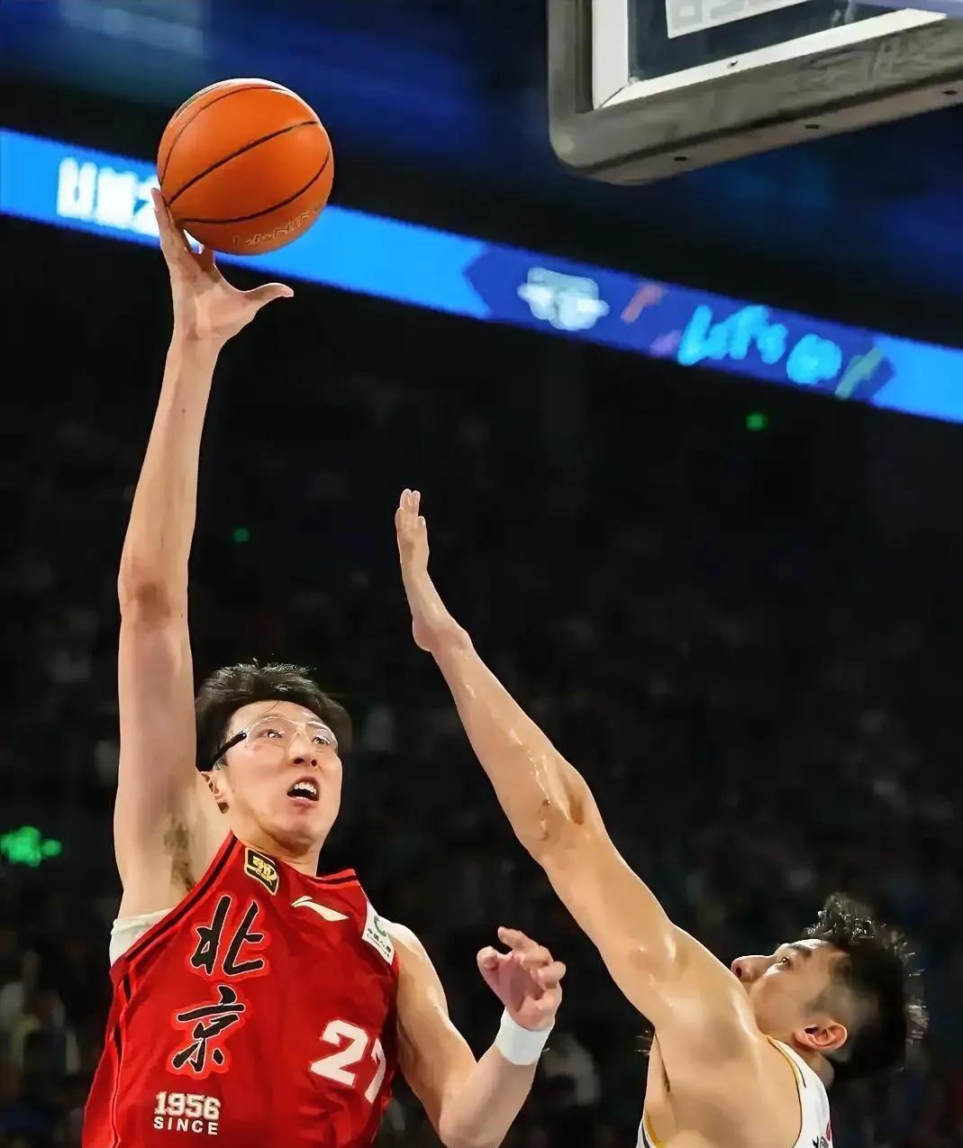 选手高难度操作，篮球比赛风华绝代的简单介绍