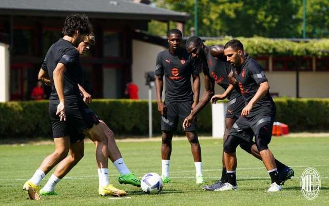 AC米兰教练组讨论下一场战术战略