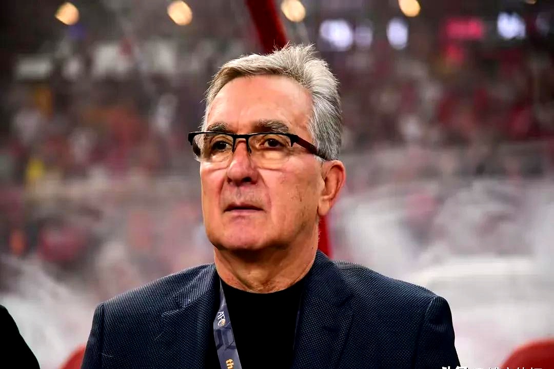 球队主帅力挺球员表现，不惧前方困难