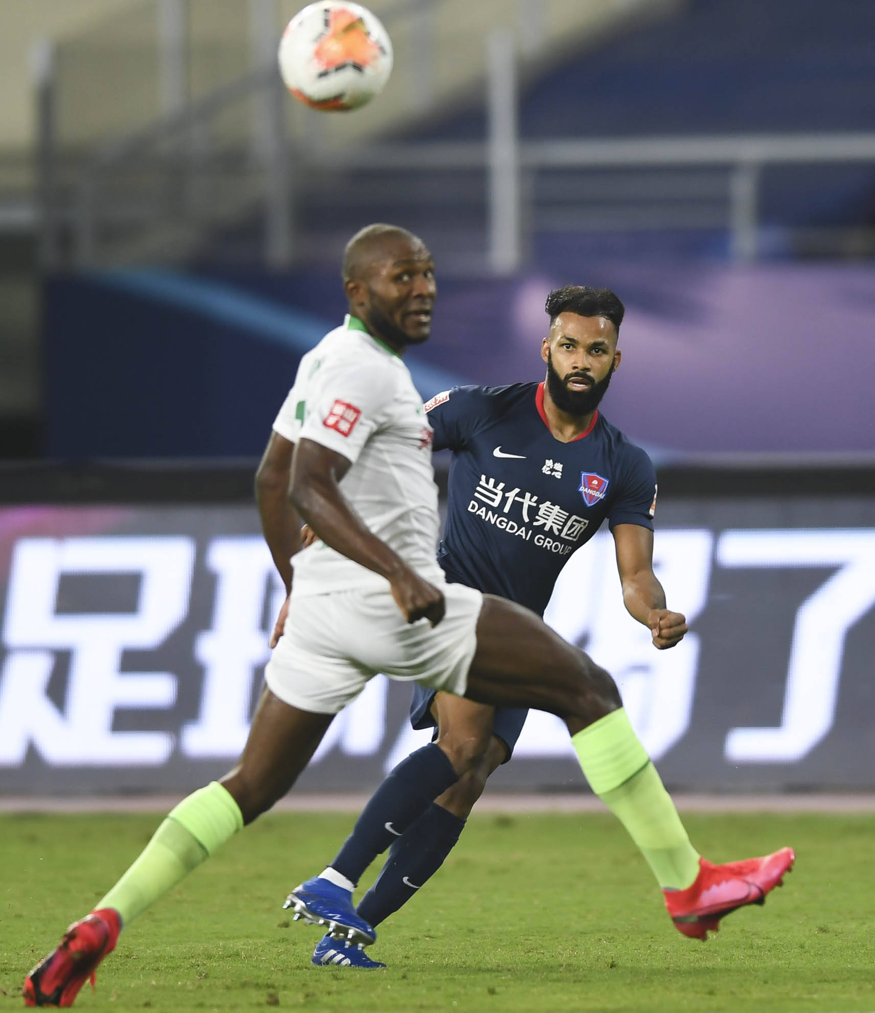 青岛黄海客场力挤重庆斯威，暂居积分榜次席的简单介绍