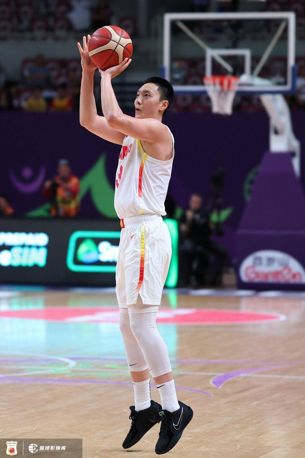 突破防守频繁,场面精彩纷呈 突破防守频繁,场面精彩纷呈