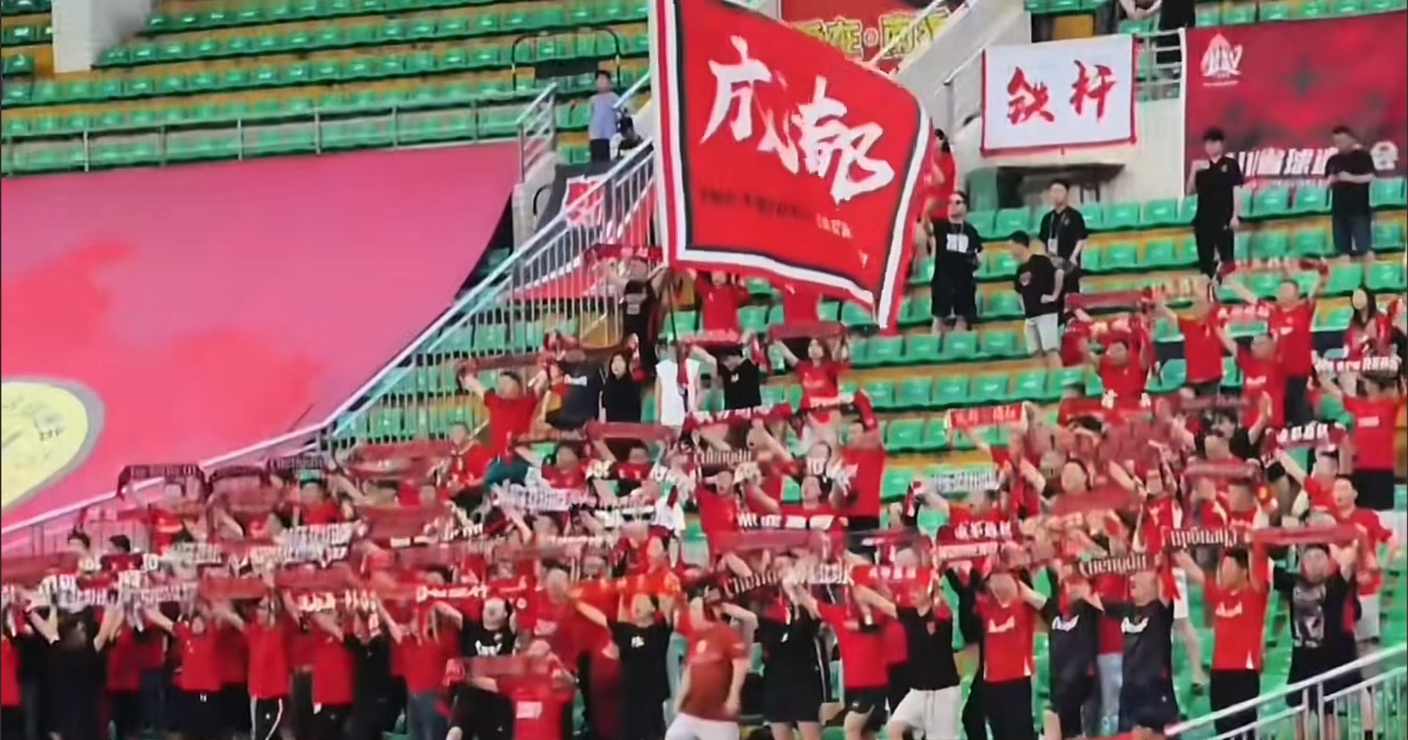 运动员在赛场上竭尽全力，争夺荣誉