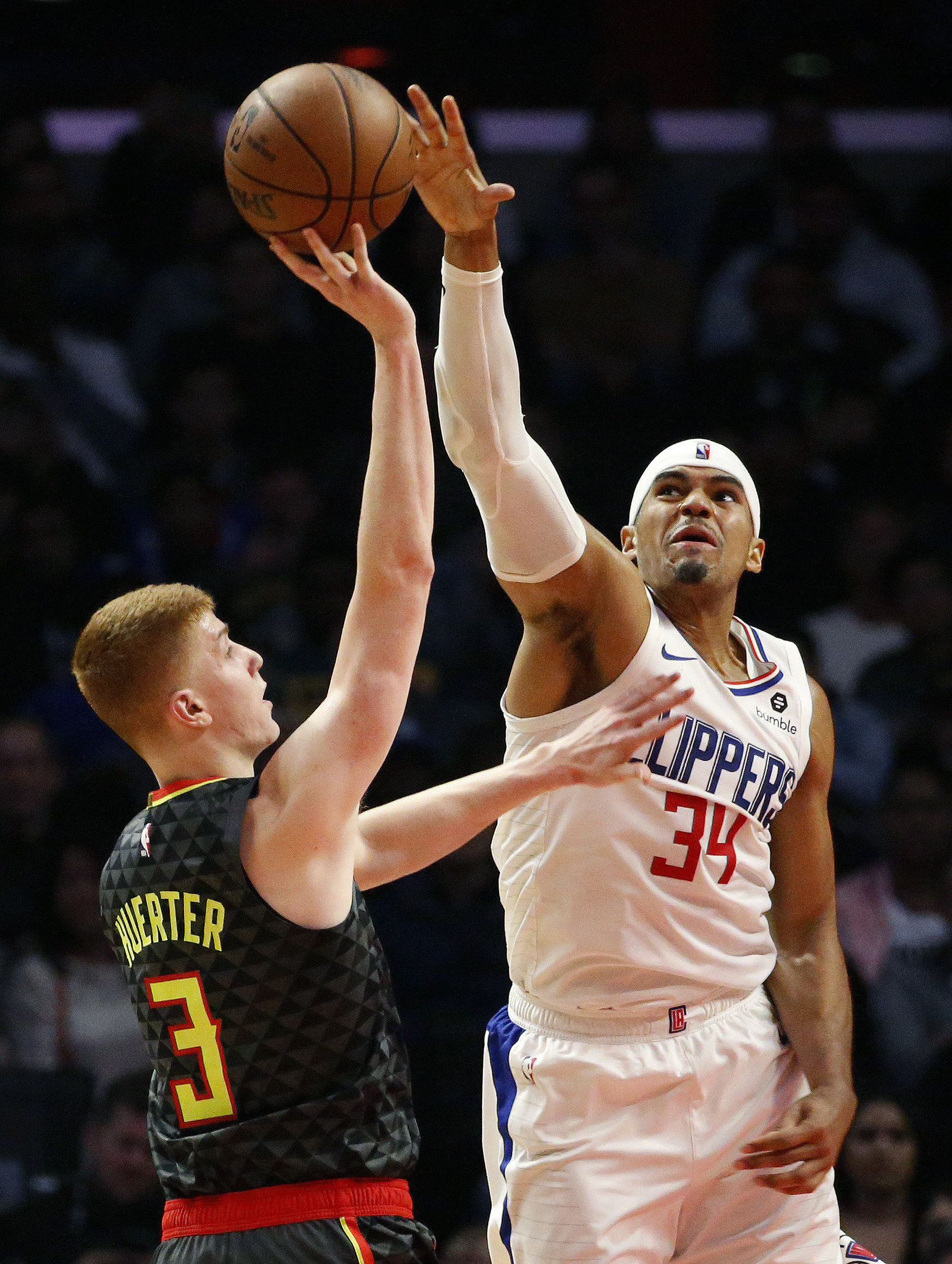 老鹰主场大胜骑士，展现强劲实力