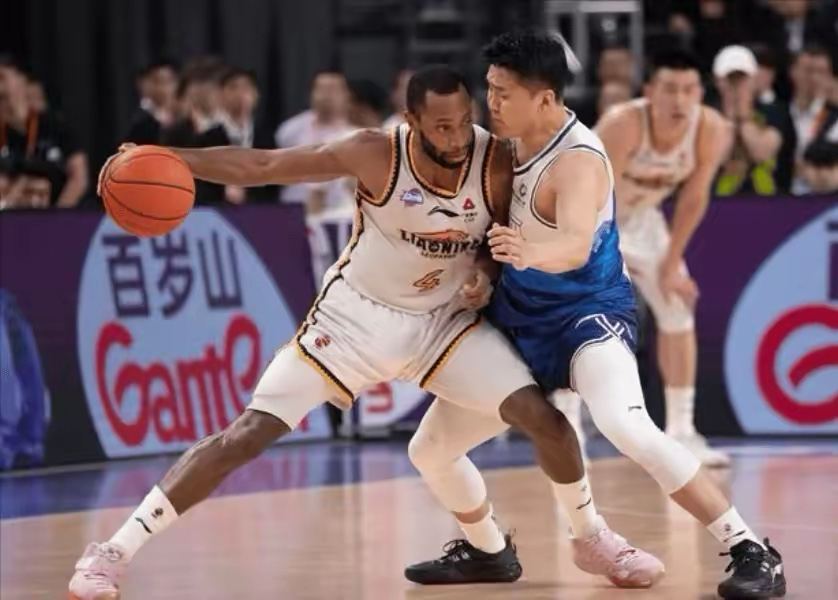 张三领衔球队，以出色表现打破对手防线